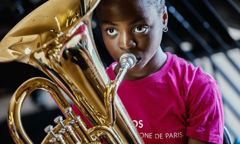 Jeune fille jouant du trombone