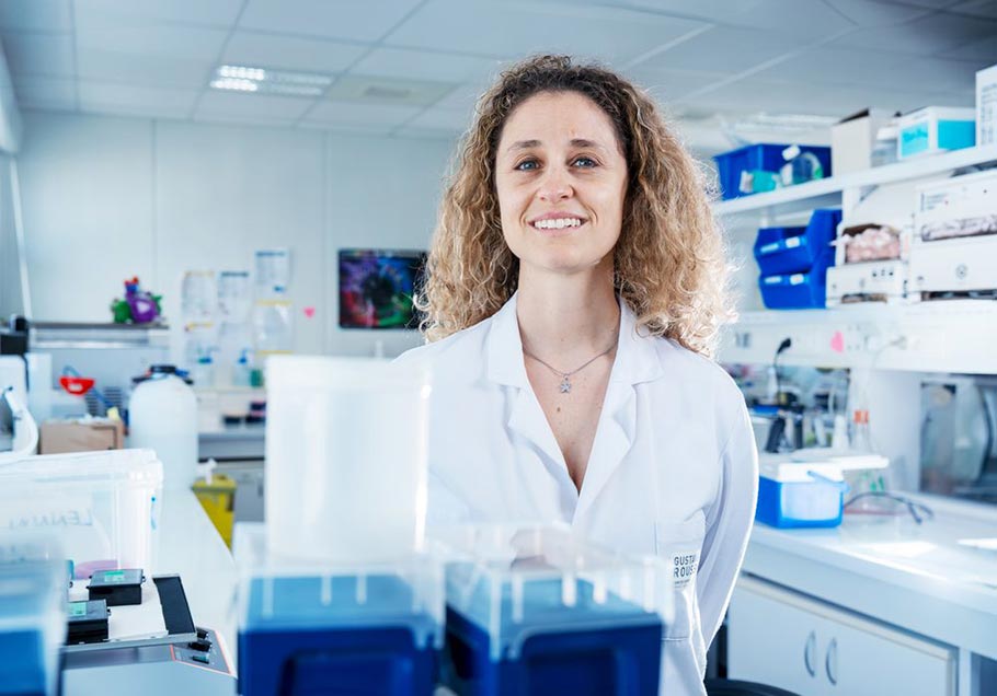 Une chercheuse de Gustave Roussy souriante dans un laboratoire.