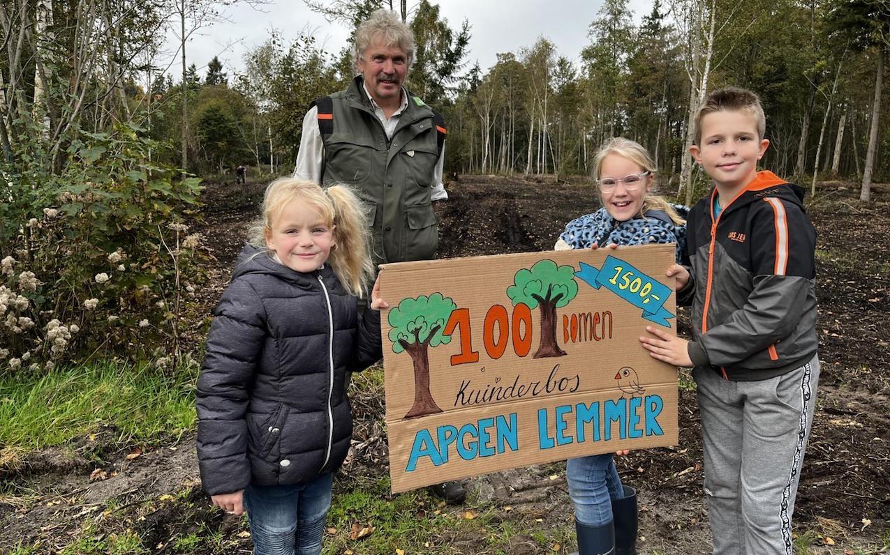 Apostolisch Genootschap Lemmer schenkt 100 bomen aan Kuinderbos