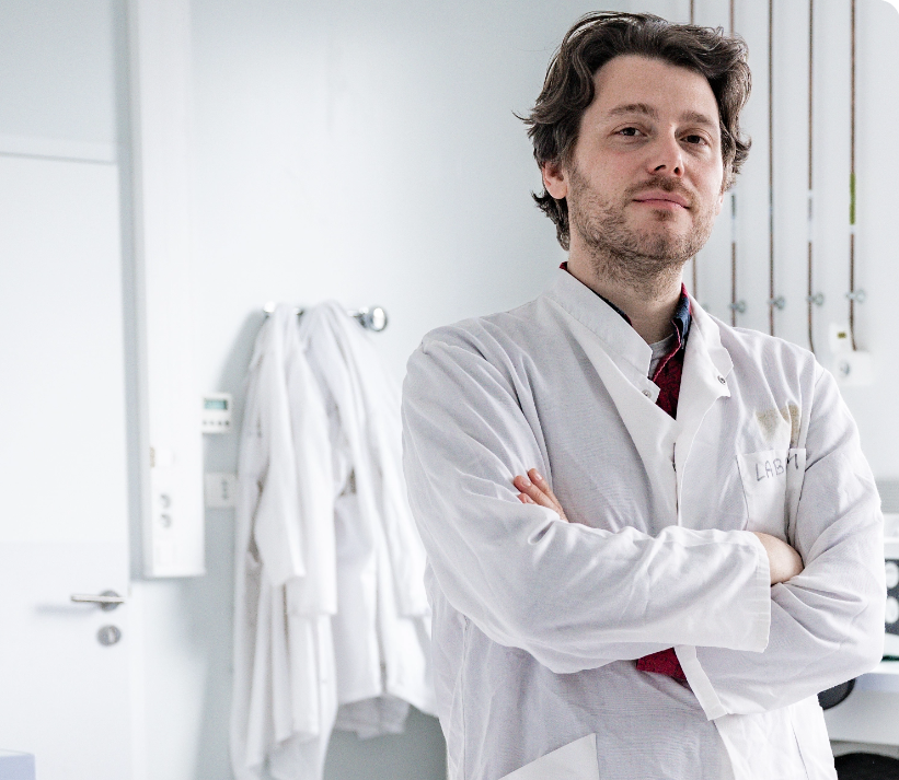 Guido Caluori, chercheur en cardiologie à l'IHU Liryc, bras croisés en blouse blanche