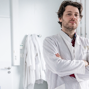 Guido Caluori, chercheur en cardiologie à l'IHU Liryc, bras croisés en blouse blanche